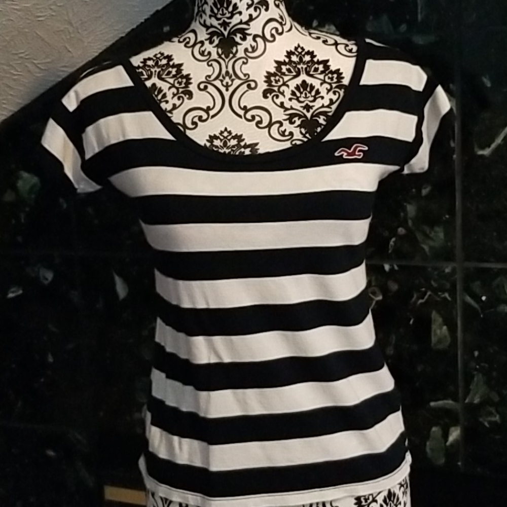 Hollister tee
